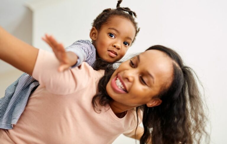 Blije dochter en moeder waarbij moeder een positieve opvoedstijl hanteert