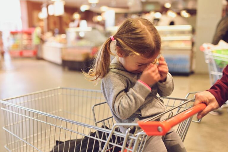 Kind in supermarkt verdrietig